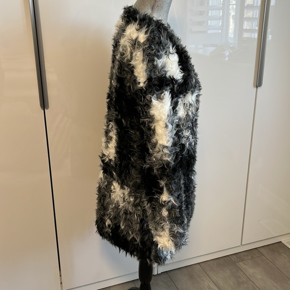 HOST PICK 🖤 ZARA Curly Lamb Faux Fur Coat Lined,  Size M - Picture 6 of 13
